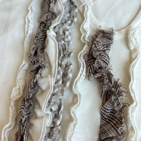 Cream tank with rows of ruffles, super cute and unique size large - Picture 2 of 8